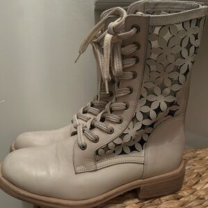 Free people feminine floral cut out boots. Perfect for spring! New size 38